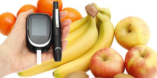 Mencegah Diabetes Pilihan Makanan Sehat: Sebuah meja makan yang dipenuhi dengan sayuran segar dan buah-buahan, mengilustrasikan pentingnya pola makan sehat dalam pencegahan diabetes