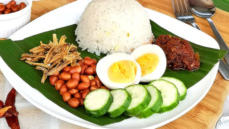 Sepiring nasi lemak yang lezat