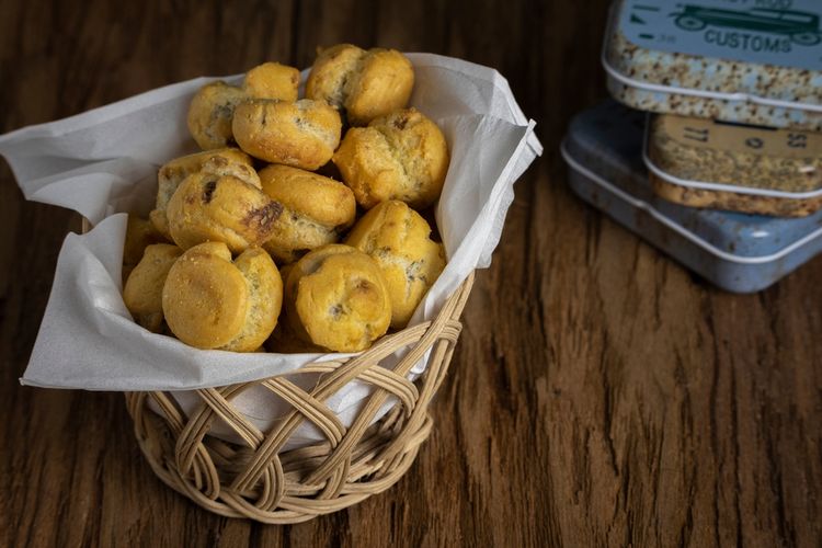 kue-soes-coklat-camilan-manis-yang-menggoda