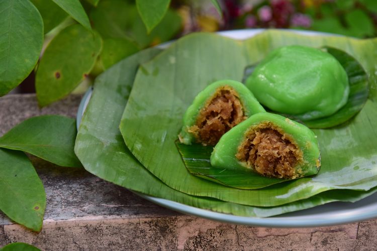 Kue Bugis Ketan yang lembut dan manis, dibungkus rapi dalam daun pisang hijau segar, siap disantap