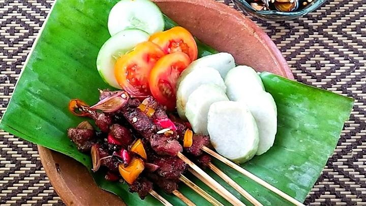 Sate Payau khas Kalimantan, disajikan dengan bumbu kacang dan lontong, lengkap dengan aroma rempah yang menggugah selera