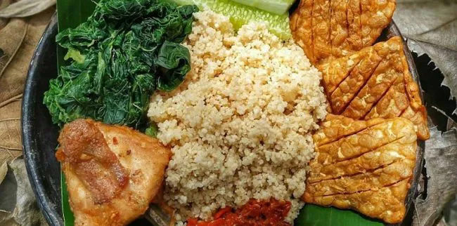 Nasi Tiwul khas Jawa, terbuat dari gaplek dengan tekstur kenyal dan rasa manis alami, disajikan dengan lauk tradisional seperti ikan asin dan sambal